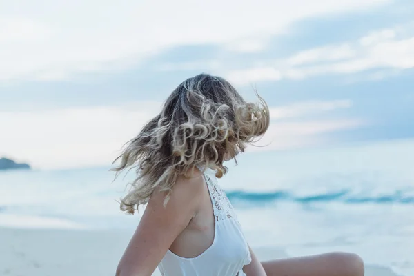 Donna in posa sulla spiaggia tramonto — Foto Stock