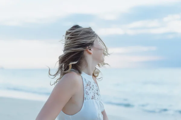 Vrouw die zich voordeed op de zonsondergang strand — Stockfoto