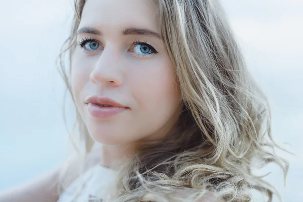 Vrouw die zich voordeed op de zonsondergang strand — Stockfoto