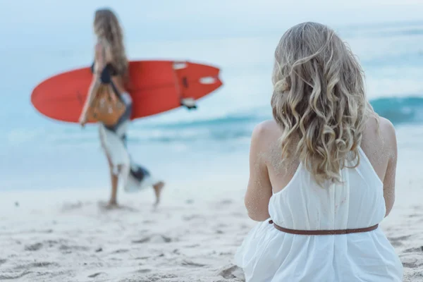 Donna seduta sulla spiaggia. — Foto Stock