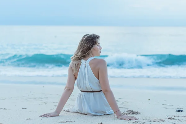 Mujer posando en la puesta de sol de la playa — Foto de Stock