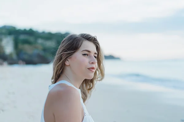 Vrouw die zich voordeed op de zonsondergang strand — Stockfoto