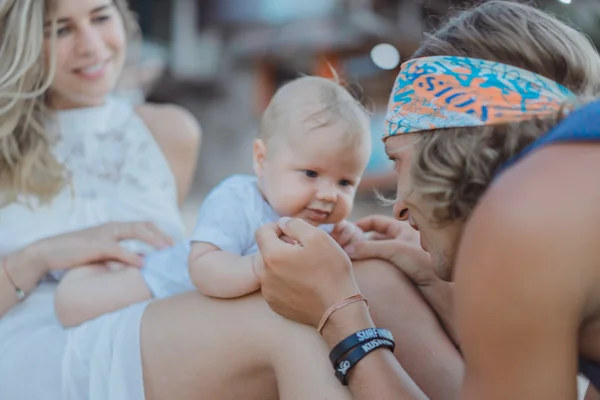 Beau jeune couple amoureux d'un enfant — Photo