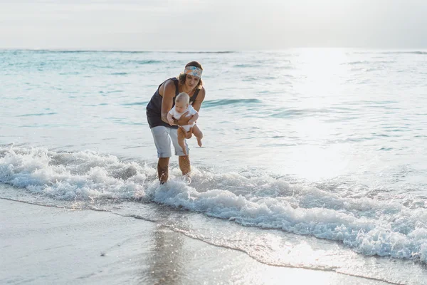 Hermoso padre joven con un niño — Foto de Stock