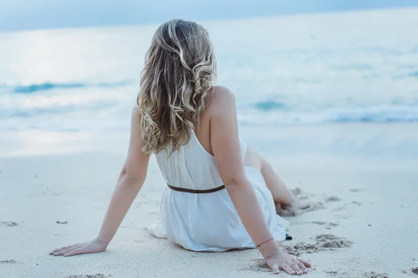 Mujer posando en la puesta de sol de la playa —  Fotos de Stock