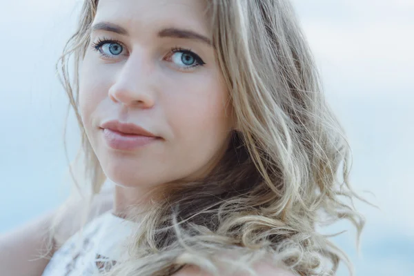 Vrouw die zich voordeed op de zonsondergang strand — Stockfoto