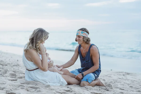 Hermosa pareja joven enamorada de un niño — Foto de Stock