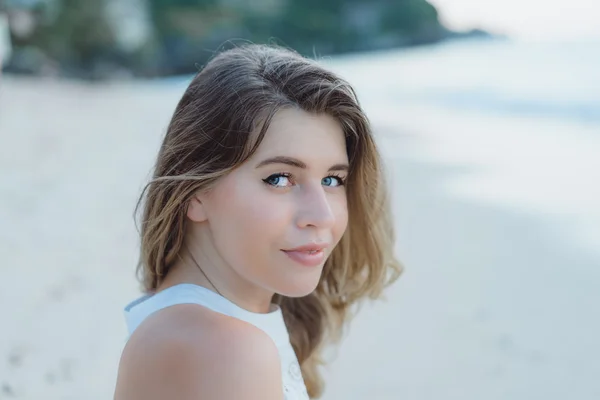 Femme posant sur la plage coucher de soleil — Photo