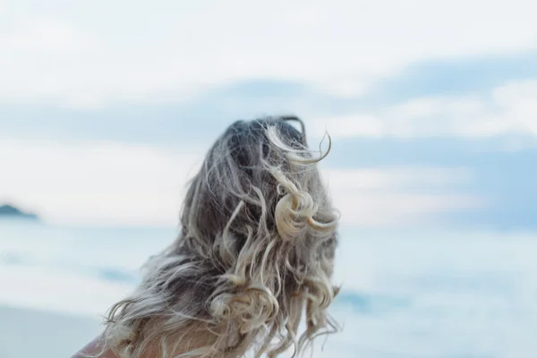 Donna in posa sulla spiaggia tramonto — Foto Stock