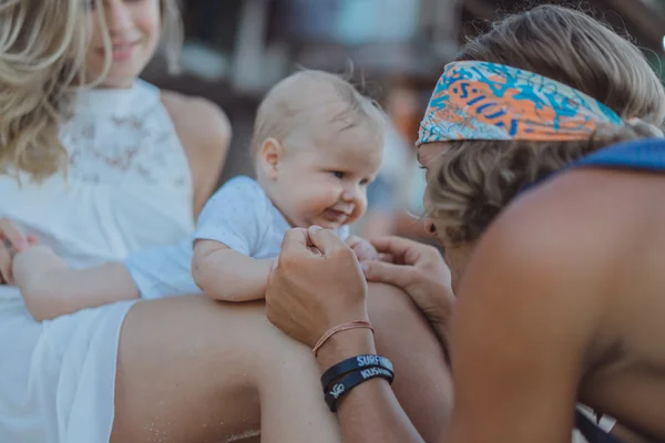 Beau jeune couple amoureux d'un enfant — Photo