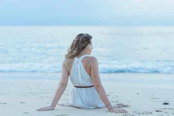 Donna in posa sulla spiaggia tramonto — Foto Stock