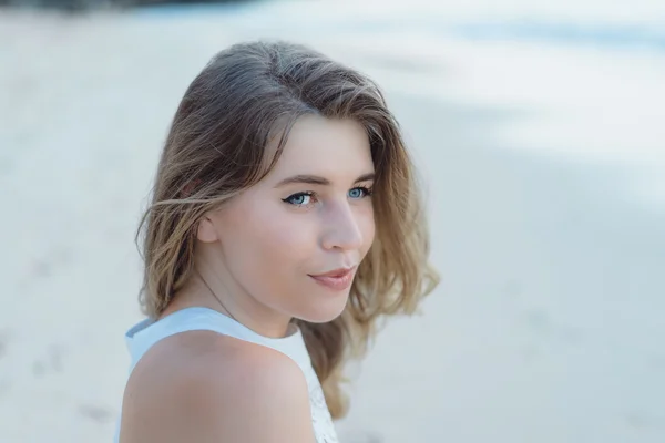 Femme posant sur la plage coucher de soleil — Photo