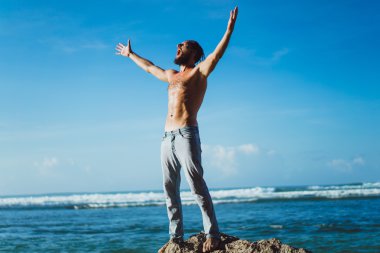 adam sahilde okyanus zemin üzerine