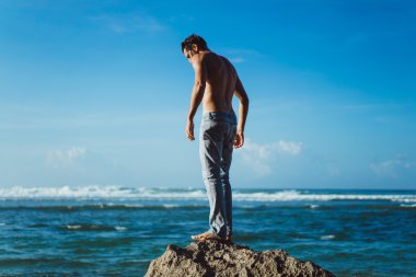 adam sahilde okyanus zemin üzerine