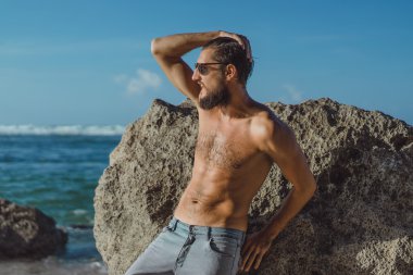  Sakallı ve bıyıklı adam