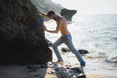 adam sahilde okyanus zemin üzerine