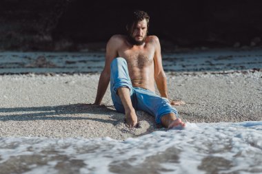  Sakallı ve bıyıklı adam