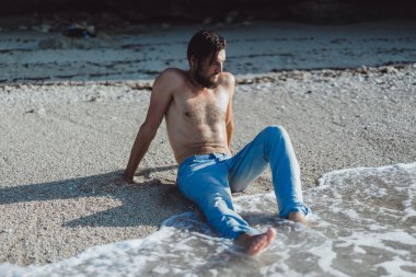  Sakallı ve bıyıklı adam