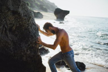 adam sahilde okyanus zemin üzerine