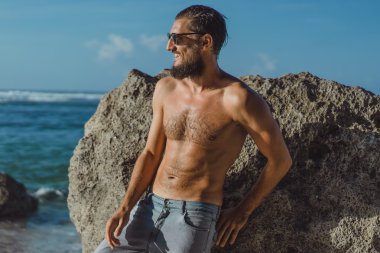  Sakallı ve bıyıklı adam