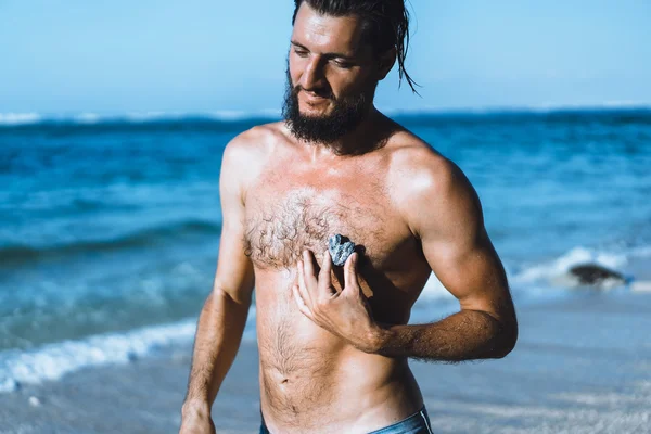 Homem segurando pedra forma do coração — Fotografia de Stock