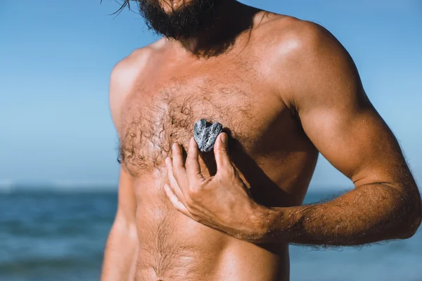 Homem segurando pedra forma do coração — Fotografia de Stock