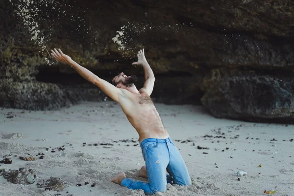 Man met baard fave plezier op strand — Stockfoto