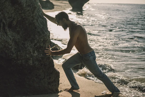 Man op het strand op de oceaan achtergrond — Stockfoto