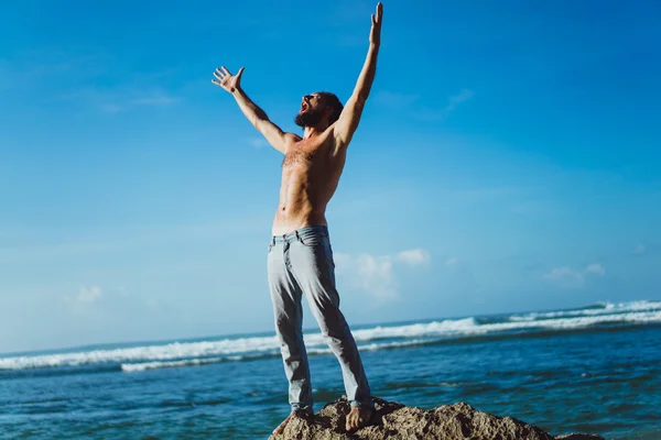 Mann am Strand auf Ozeanhintergrund — Stockfoto