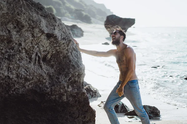 Uomo sulla spiaggia sullo sfondo dell'oceano — Foto Stock