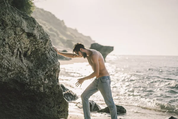 Adam sahilde okyanus zemin üzerine — Stok fotoğraf