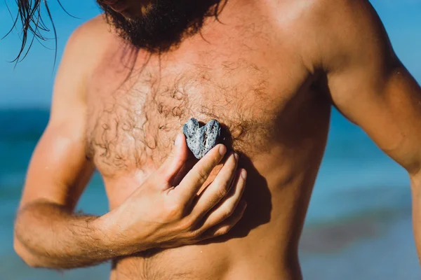 Mann mit Stein in Herzform — Stockfoto