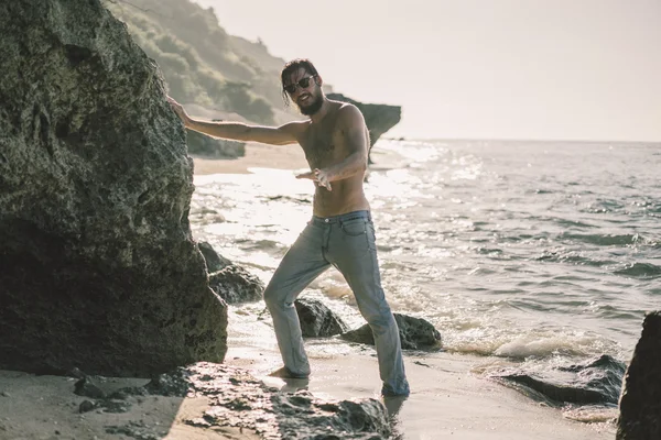 Hombre en la playa en el fondo del océano — Foto de Stock