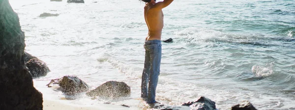 Man op het strand op de oceaan achtergrond — Stockfoto