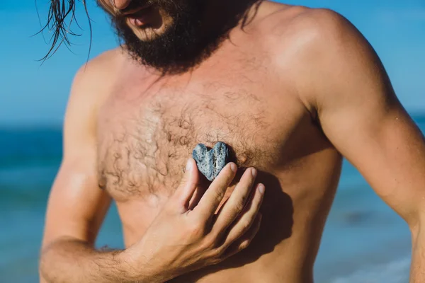 Hombre sosteniendo piedra forma de corazón —  Fotos de Stock