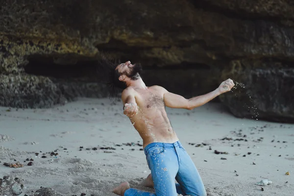 Человек с бородой весело проводит время на пляже — стоковое фото