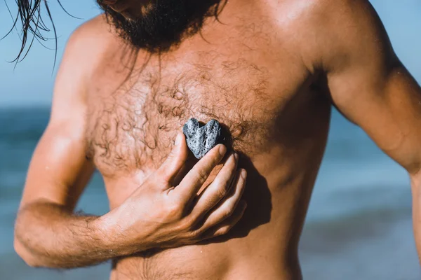 Hombre sosteniendo piedra forma de corazón —  Fotos de Stock