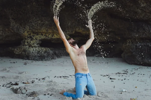 Man met baard fave plezier op strand — Stockfoto