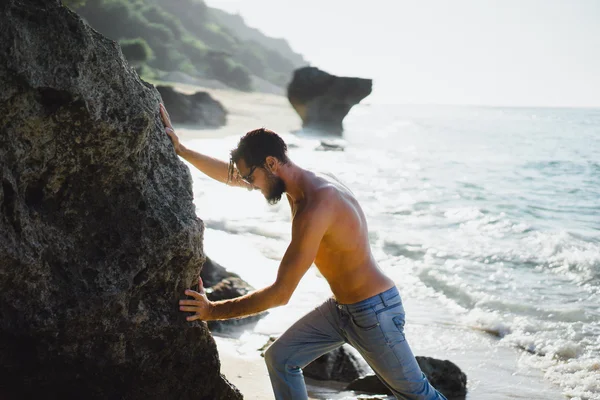 Muž na pláži na oceánu pozadí — Stock fotografie