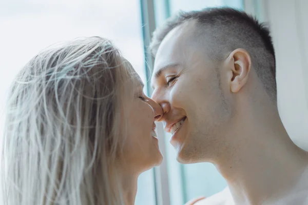 Jovem casal em casa — Fotografia de Stock