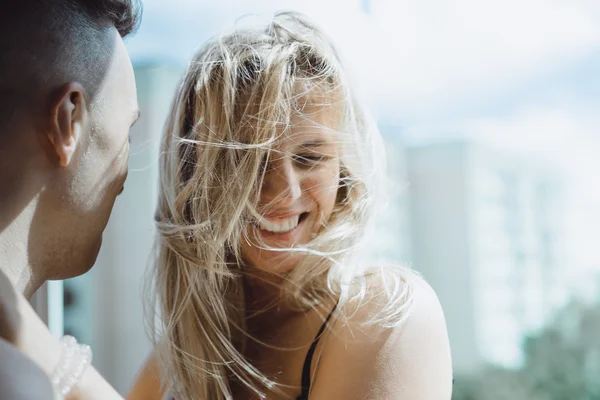 Jovem casal em casa — Fotografia de Stock