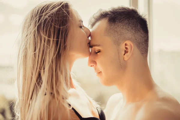 Jovem casal em casa — Fotografia de Stock