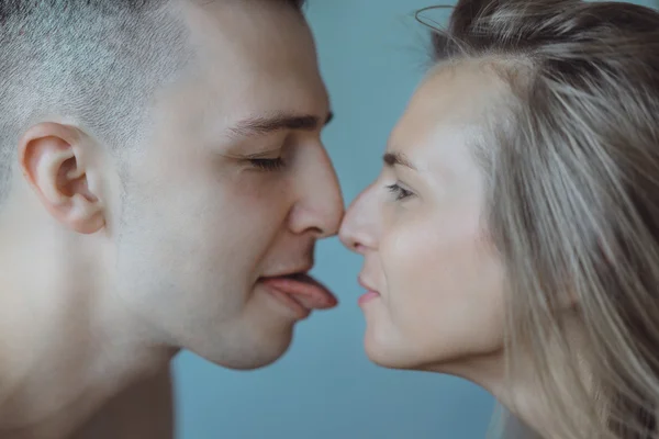 Pareja joven en casa — Foto de Stock