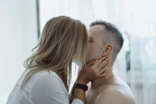 Pareja joven en casa — Foto de Stock