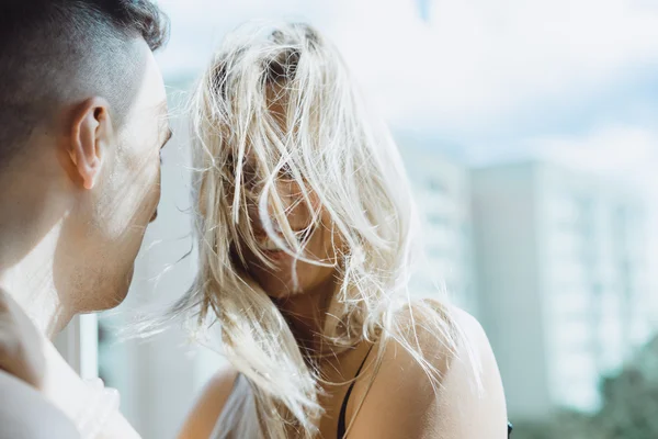 Jeune couple à la maison — Photo