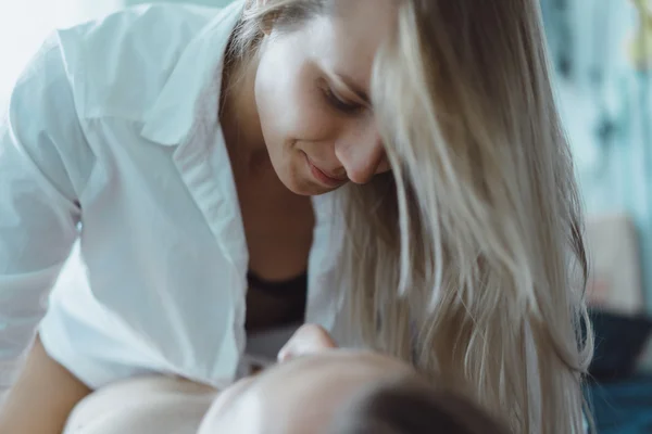 Jovem casal em casa — Fotografia de Stock