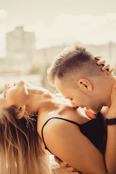 Jovem casal em casa — Fotografia de Stock