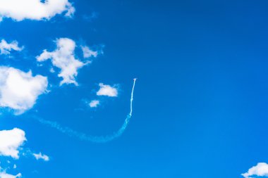 Mavi gökyüzünde bir uçak