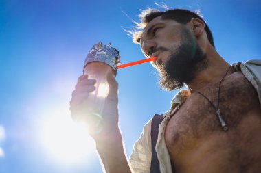  Hippi tarzı adam nargile ile