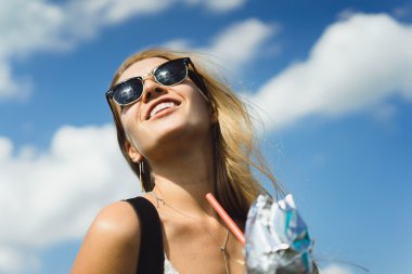  Hippi tarzı kadın nargile ile